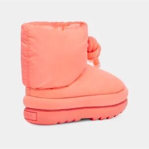 New UGG Classic Maxi Short Boot. Size 9 women’s. New in box.